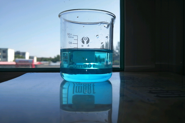 Propriedades químicas e solubilidade do hidrato de hidrazina